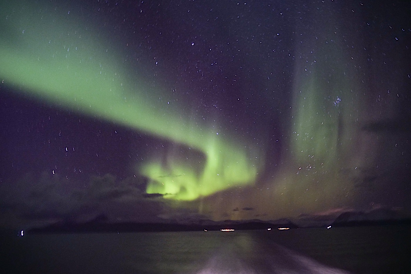Fotografía de auroras boreales, las Pléyades y la constelación de Tauro