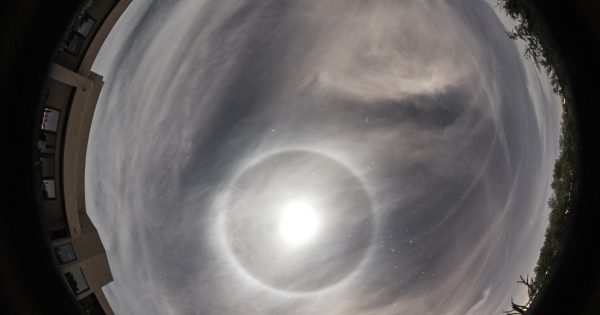 Halo lunar fotografiado desde Tucson, Arizona, Estados Unidos