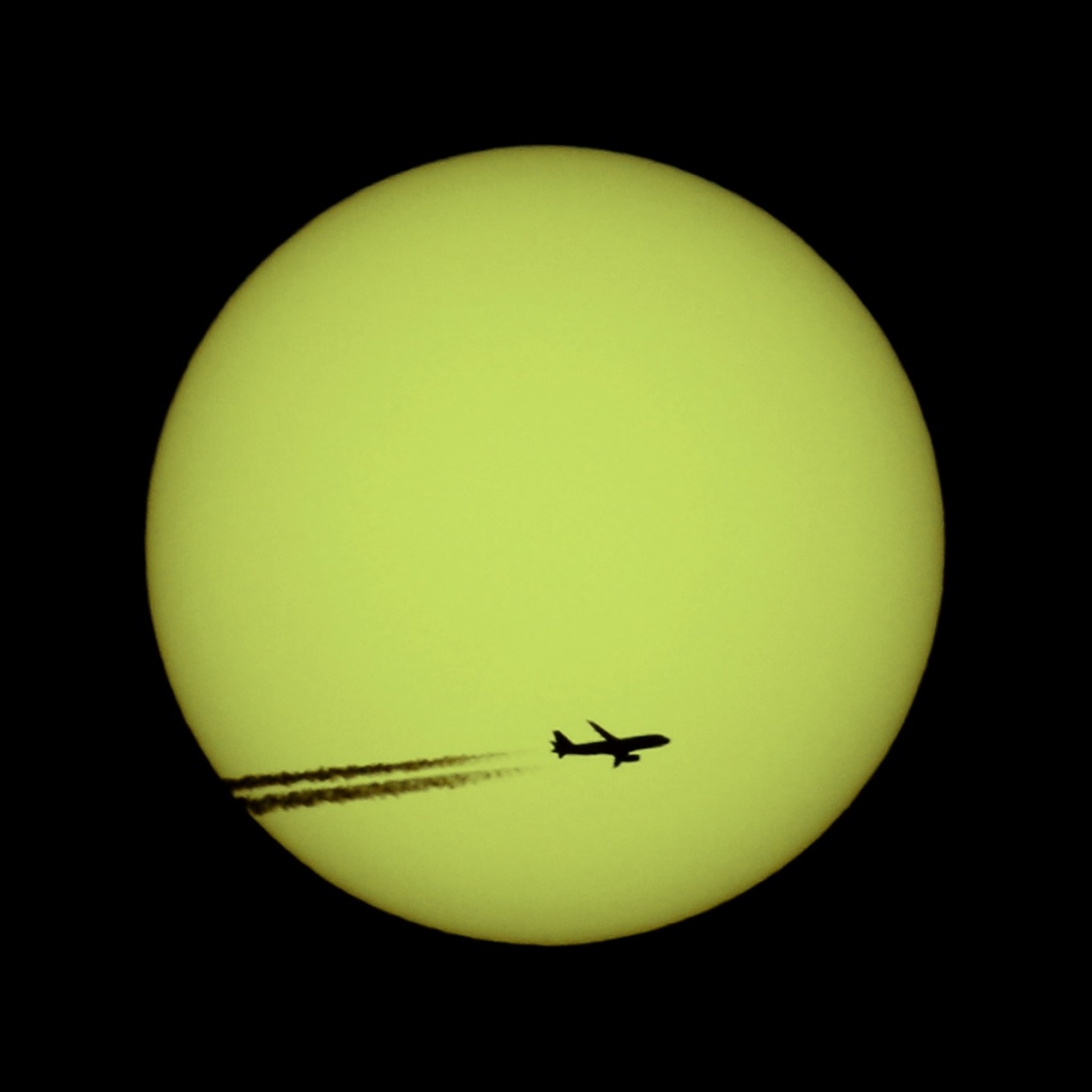 El Sol y un avión fotografiados desde Estambul, Turquía