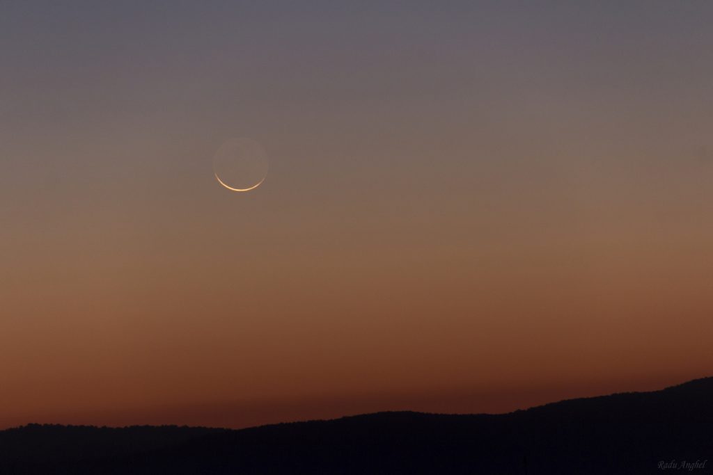 La Luna menguante fotografiada al amanecer en Bacău, Rumanía