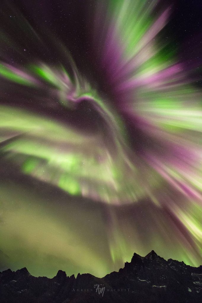 Foto de una corona de auroras boreales tomada desde Senja, Noruega