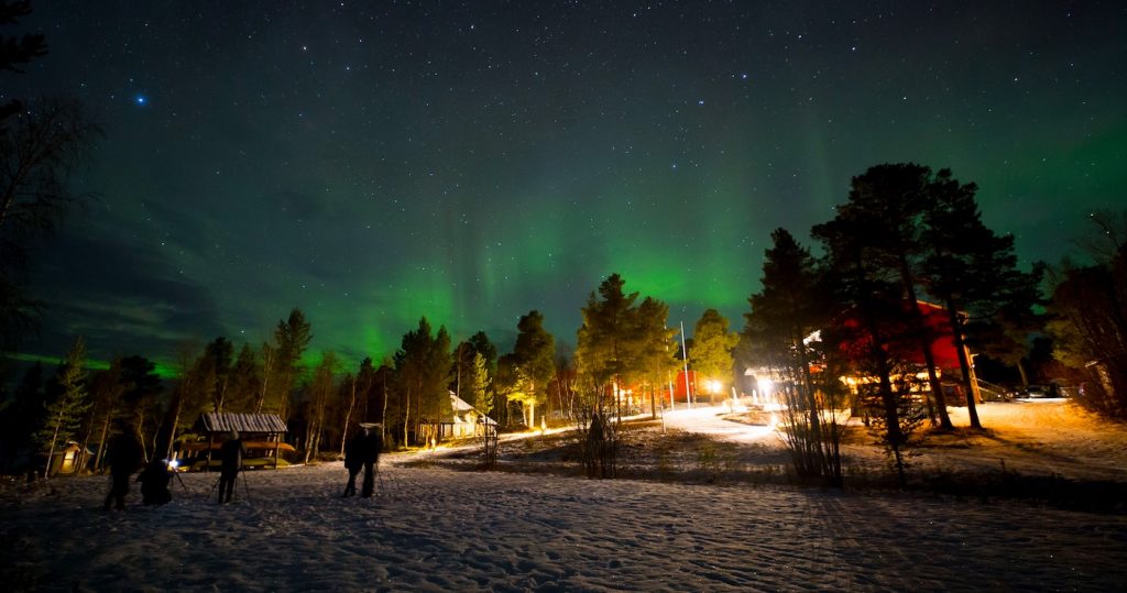 Auroras boreales captadas sobre Menesjärvi, Finlandia