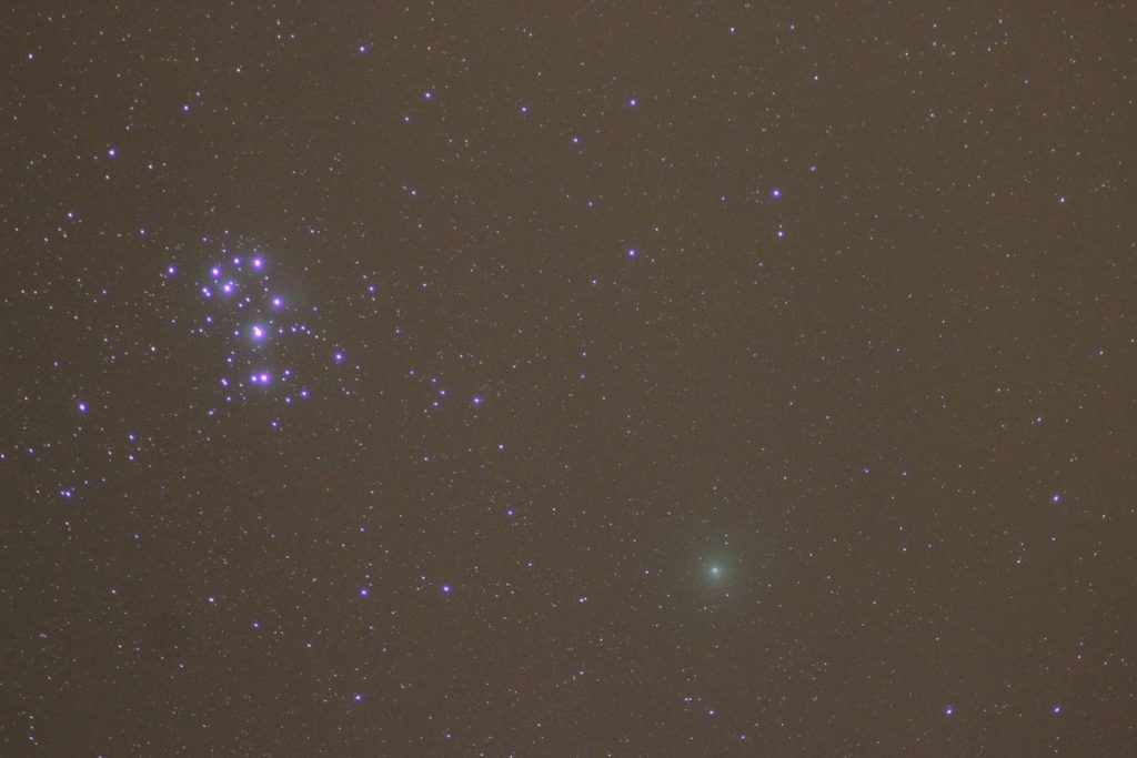 Imagen del Cometa 46P/Wirtanen y las Pléyades