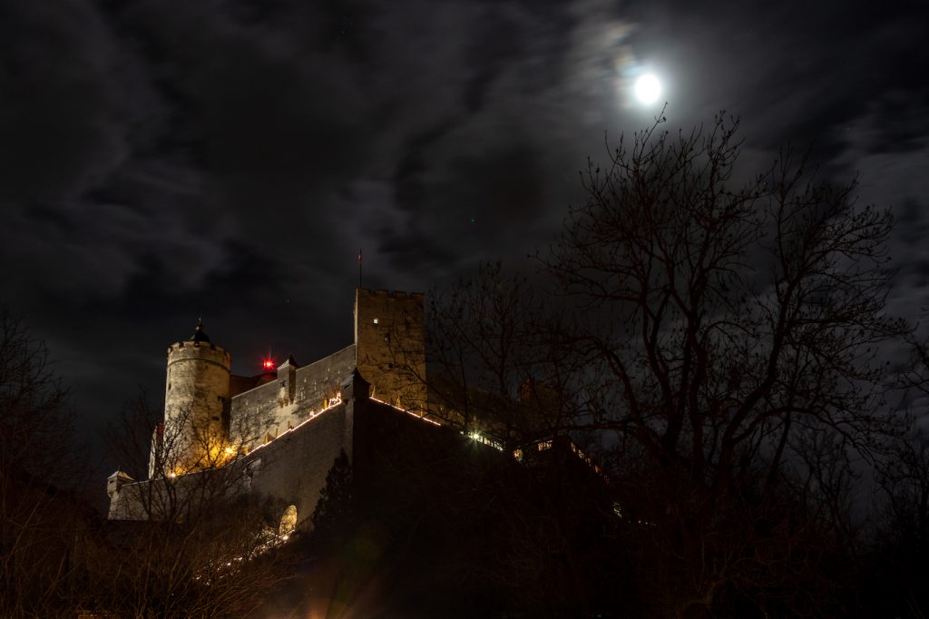 La Luna y el Cometa 46P/Wirtanen captados sobre Salzburgo, Austria