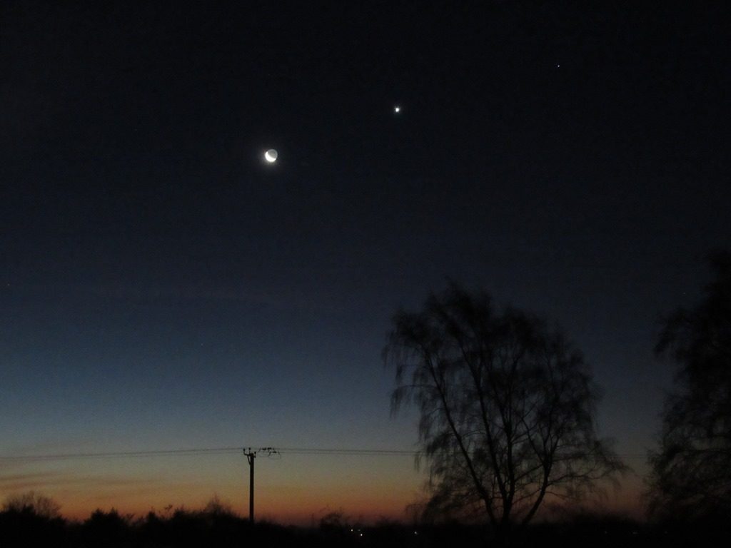 La Luna, Venus y Spica captados sobre Nailstone, Inglaterra