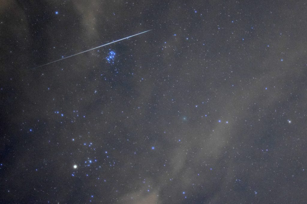 Foto de la constelación de Tauro, las Pléyades y una gemínida