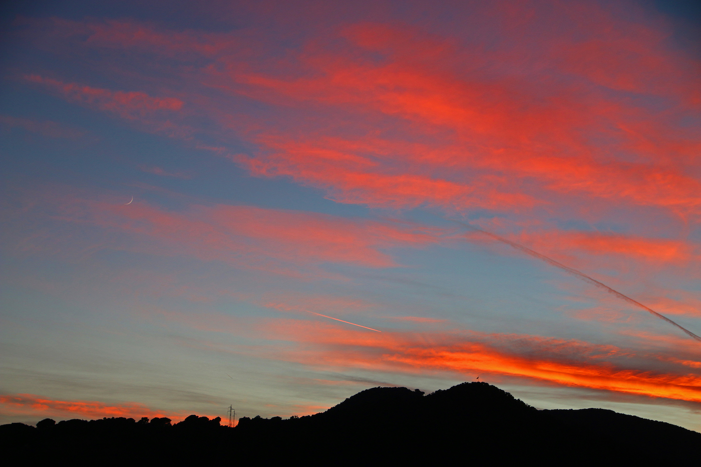 Imagen de la Luna al atardecer tomada desde Arenys de Munt, Barcelona