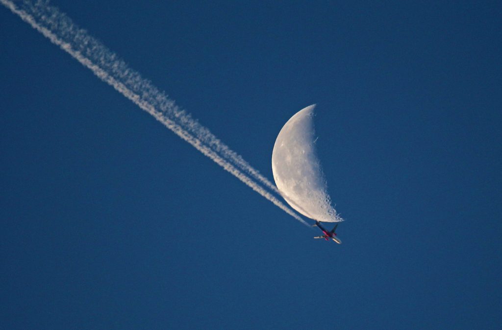 Foto de la Luna y un avión tomada desde Arenys de Munt, Barcelona