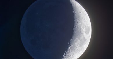 La Luna creciente fotografiada desde Estocolmo, Suecia