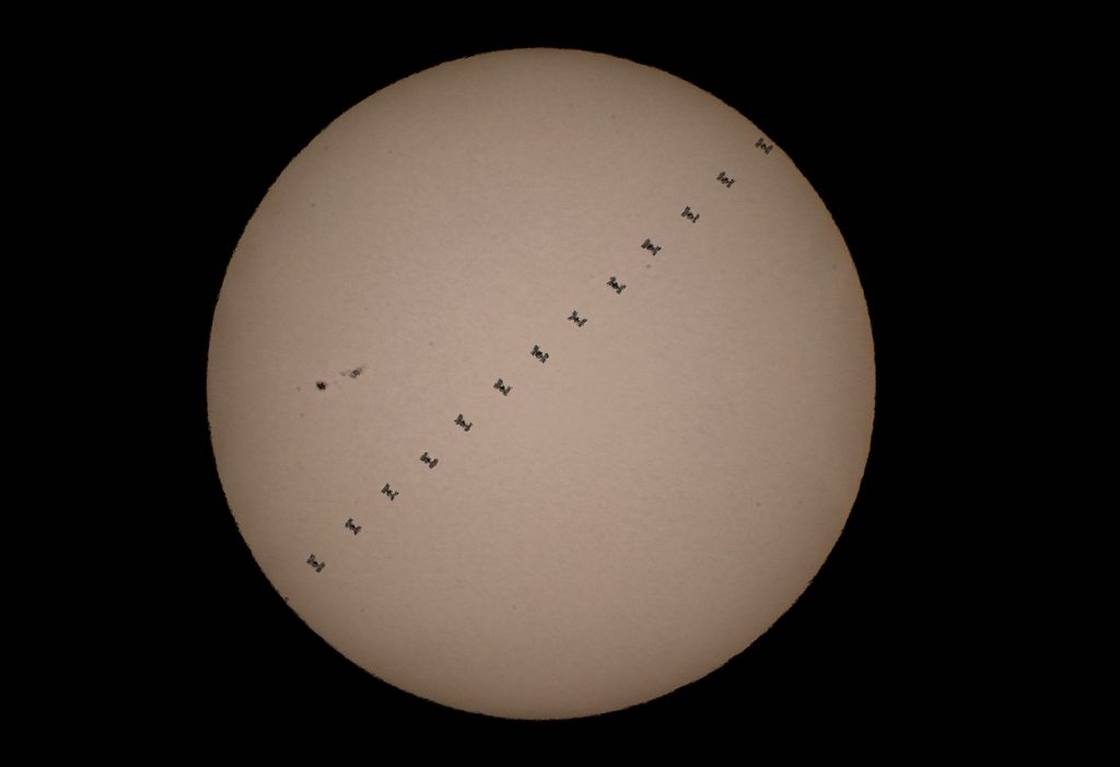 Imagen de la secuencia del tránsito de la ISS frente al Sol