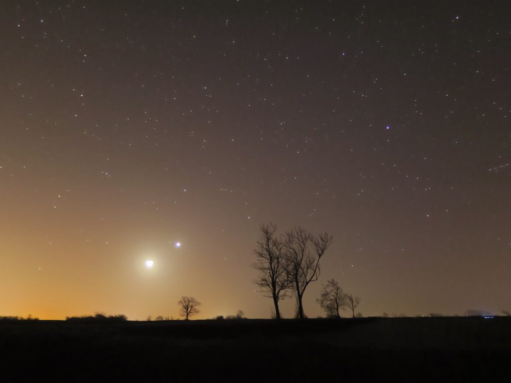 La Luna y Venus captados desde North Wiltshire, Inglaterra