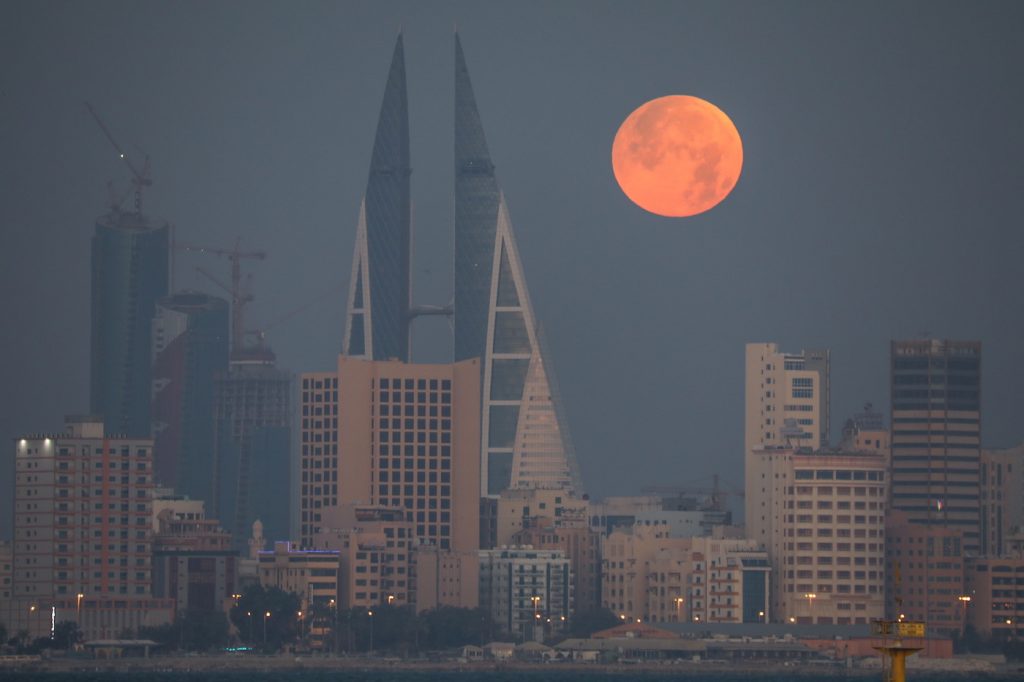 La puesta de la Luna fotografiada desde Baréin