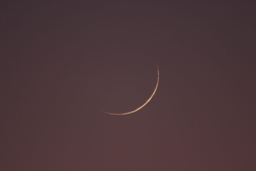 Fotografía de la Luna creciente tomada desde Francia