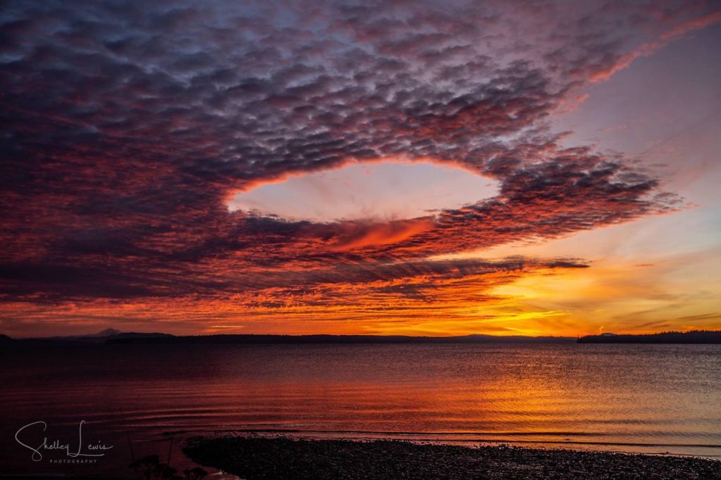Imagen del atardecer tomada desde la Columbia Británica, Canadá