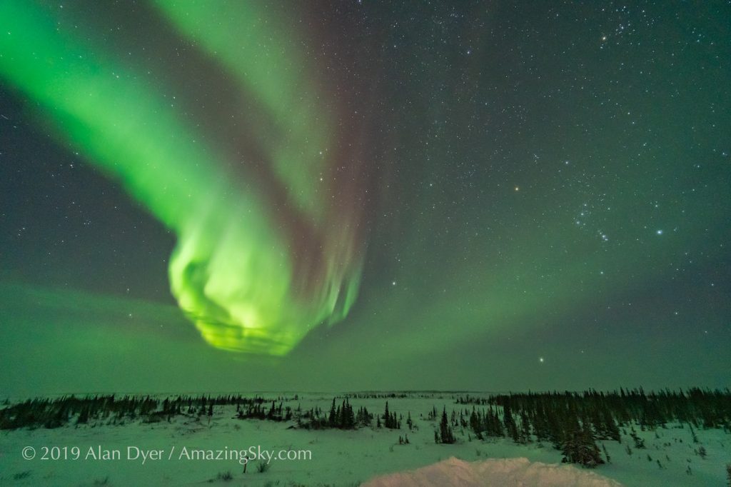 Foto de auroras boreales y la constelación de Orión tomada desde Canadá