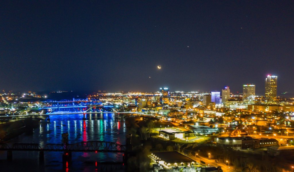 Venus, la Luna y Júpiter fotografiados sobre Little Rock, Arkansas