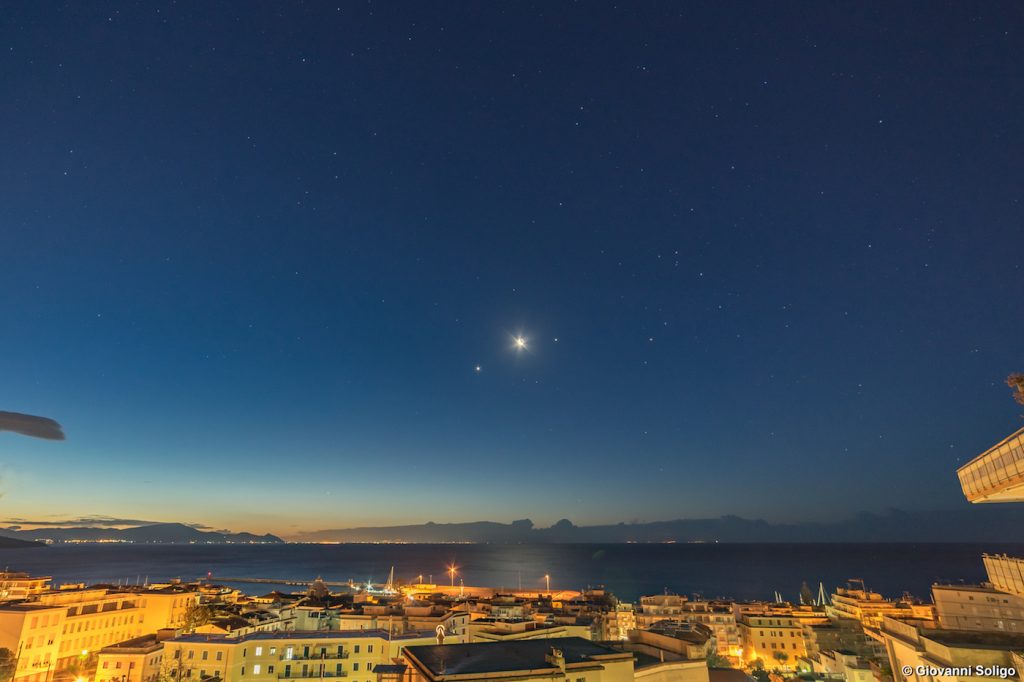 Venus, la Luna y Júpiter fotografiados desde Formia, Italia