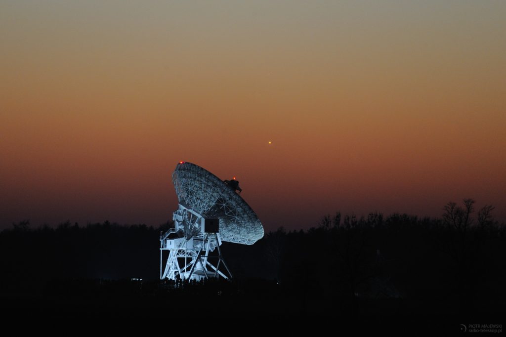 El planeta Mercurio fotografiado al atardecer en Piwnice, Polonia