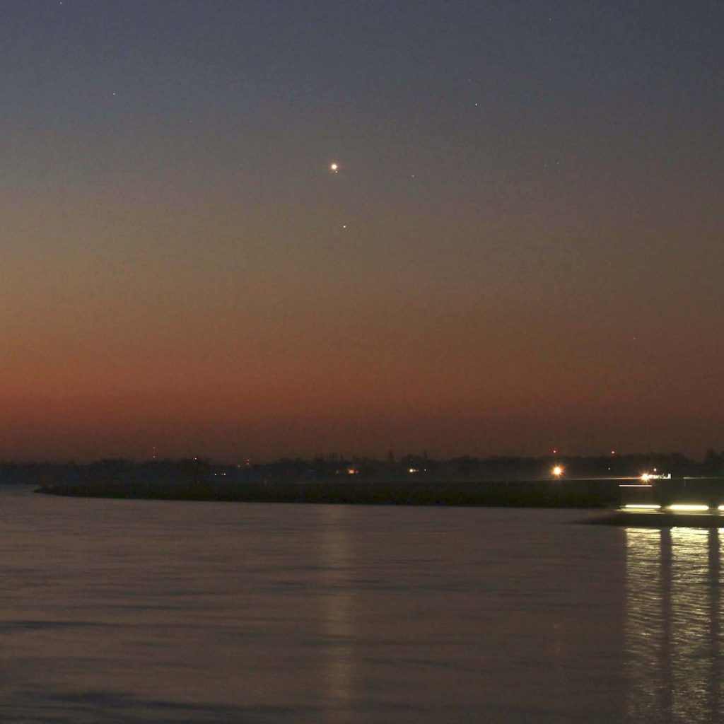 Venus y Saturno fotografiados desde Emmerich am Rhein, Alemania