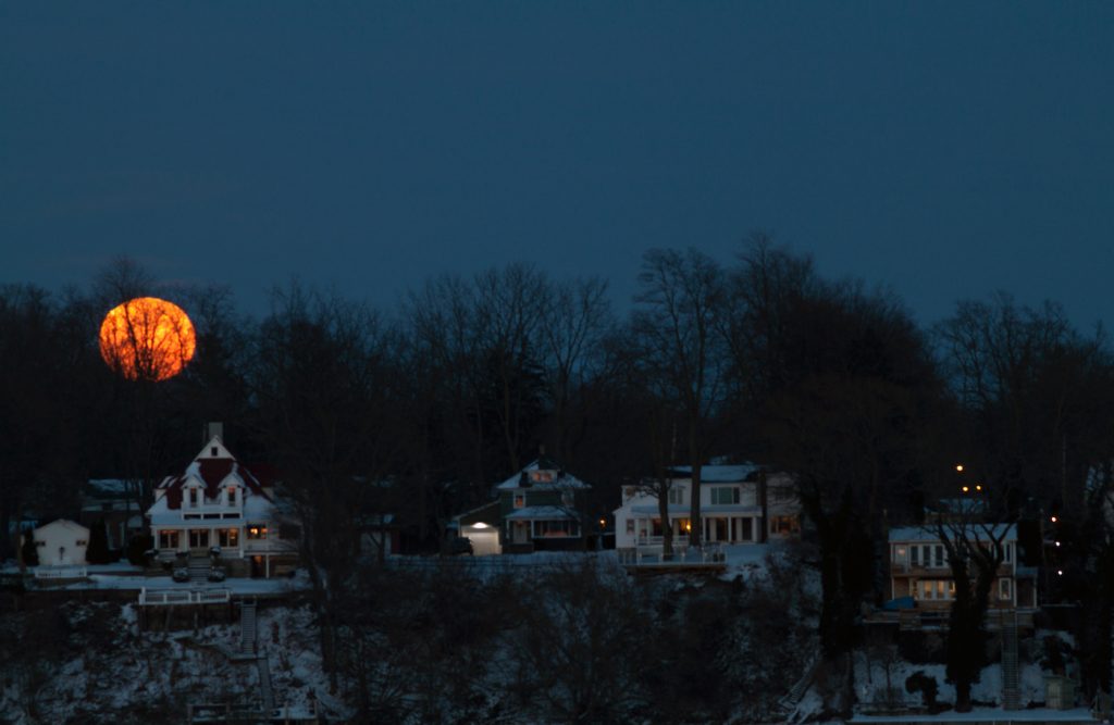 La salida de la Luna captada desde Ontario, Canadá