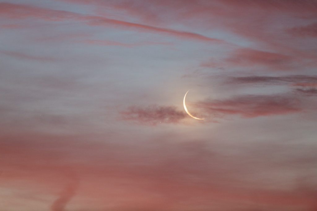 Foto de la Luna y Saturno tomada desde Mizil, Rumanía