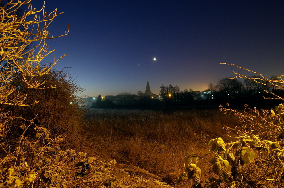 Foto de la Luna, Venus y Júpiter tomada desde Suffolk, Inglaterra