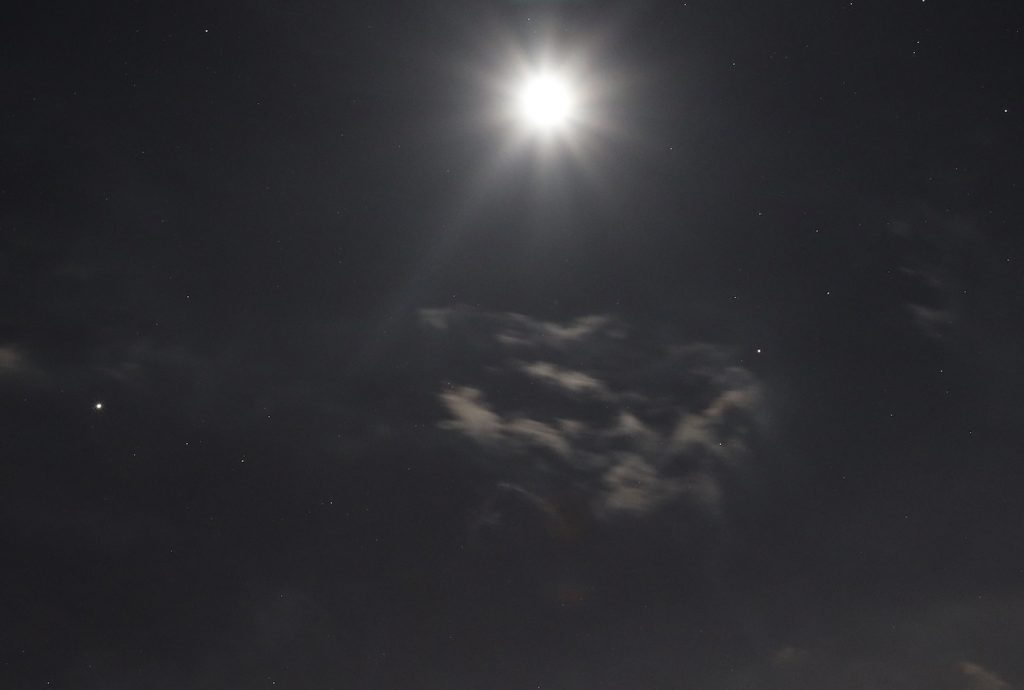 Foto de la Luna, la estrella Antares y Júpiter