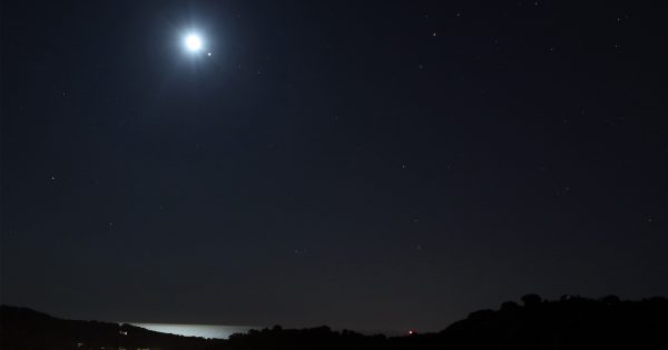 Fotos de la conjunción de la Luna y Júpiter tomada desde Arenys de Munt, Barcelona