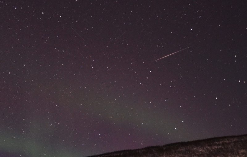 Foto de un meteoro y auroras boreales tomada desde Finlandia