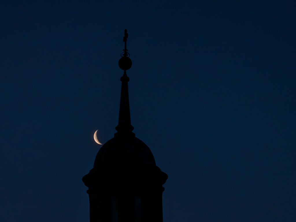 Fotos de la Luna tomadas al amanecer en Zaragoza, España