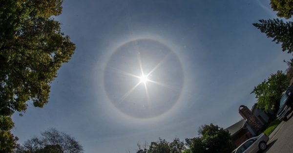Halo solar fotografiado desde California, Estados Unidos