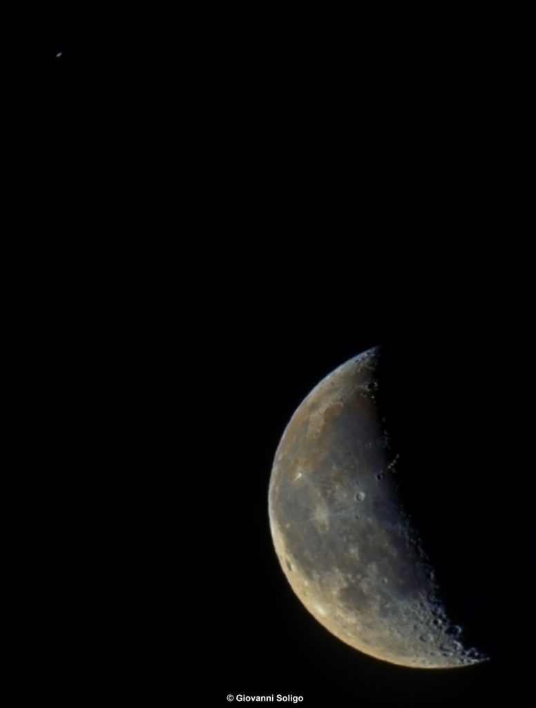 La Luna y Saturno fotografiados desde Formia, Italia