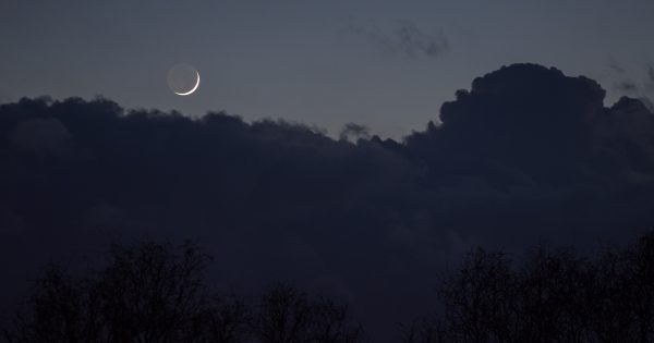 La Luna creciente fotografiada desde Dresden, Alemania