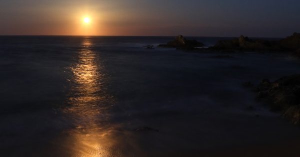 La salida de la Luna fotografiada desde Lloret de Mar, Girona (España)