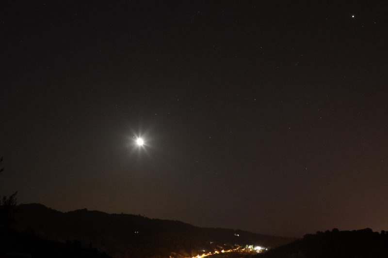Fotos de la conjunción de la Luna y Saturno tomadas desde Arenys de Munt, Barcelona