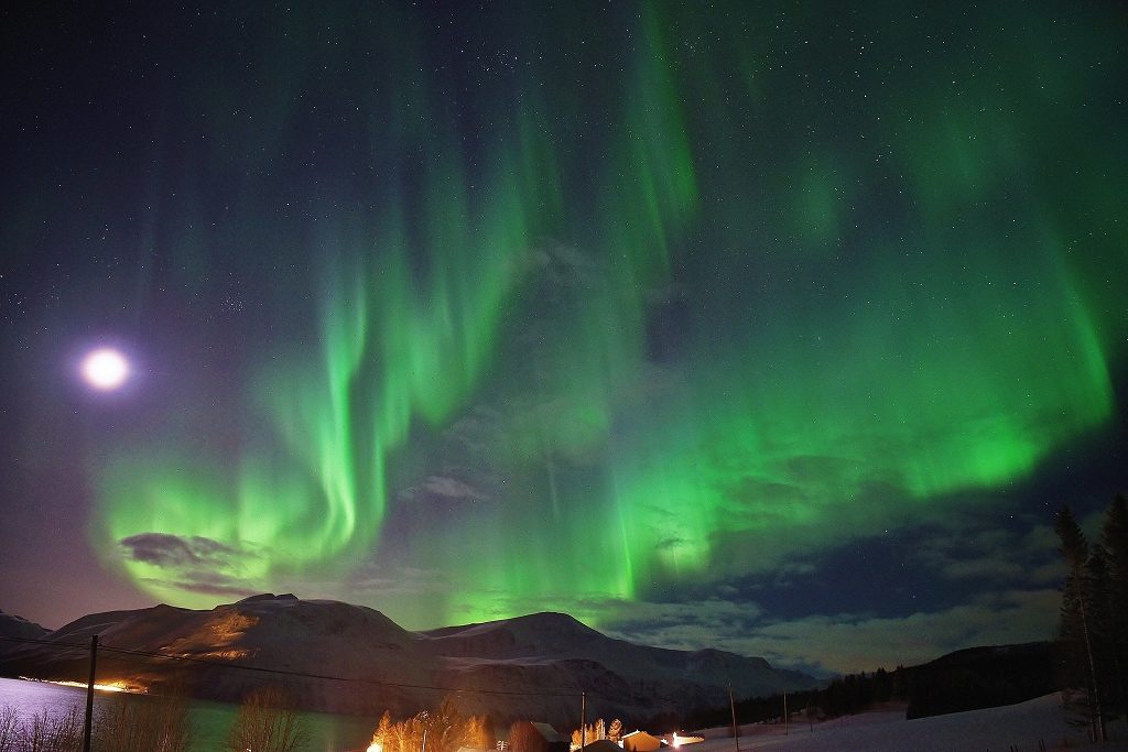 Foto de auroras boreales, Aldebarán, la Luna y las Pléyades
