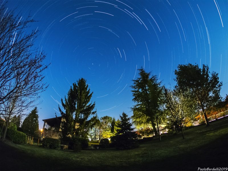 Imagen de rastro de estrellas tomada desde Sumirago, Italia