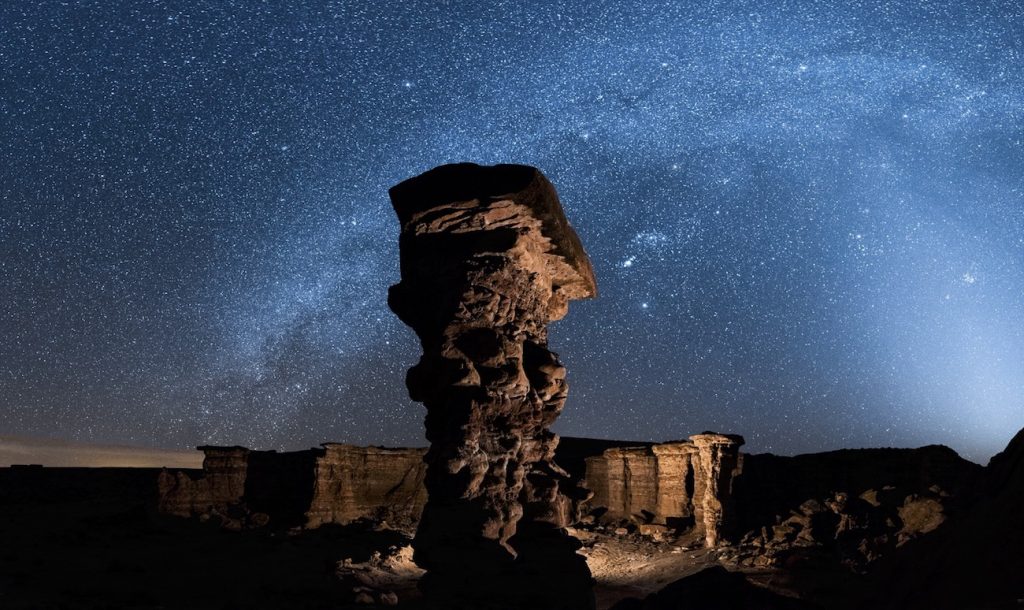 Imagen de la constelación de Orión y la Vía Láctea (Utah, EE. UU.)