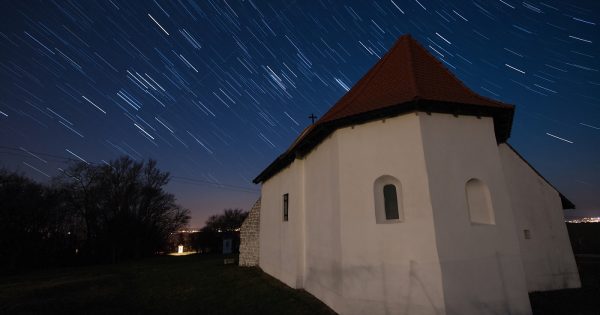 Imagen de rastro de estrellas tomada desde Budajenő, Hungría