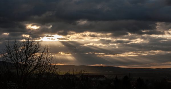 Rayos crepusculares captados al amanecer en Zsámbék, Hungría