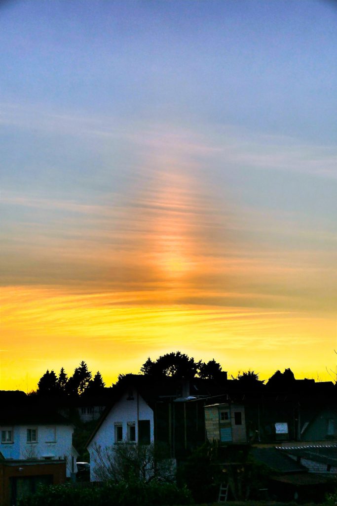 Pilar de luz fotografiado desde Denderleeuw, Bélgica