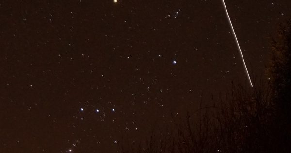 Imagen de la constelación de Orión y el paso de la ISS