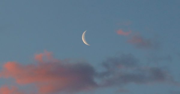 La Luna menguante fotografiada al amanecer en Arenys de Munt, Barcelona
