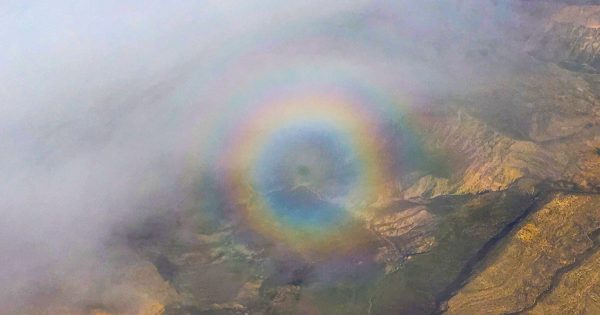 Imagen de una gloria captada desde un avión sobre Irán