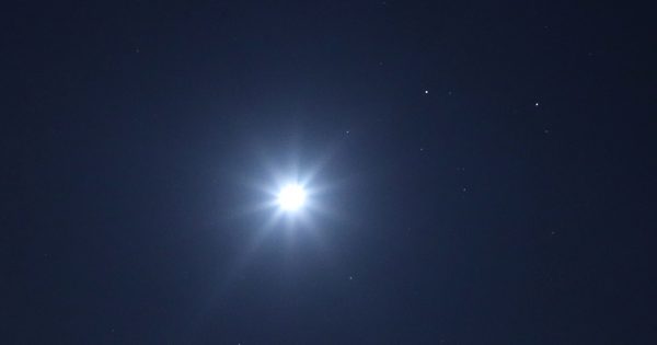Foto de la conjunción de la Luna y las estrellas Pólux y Cástor