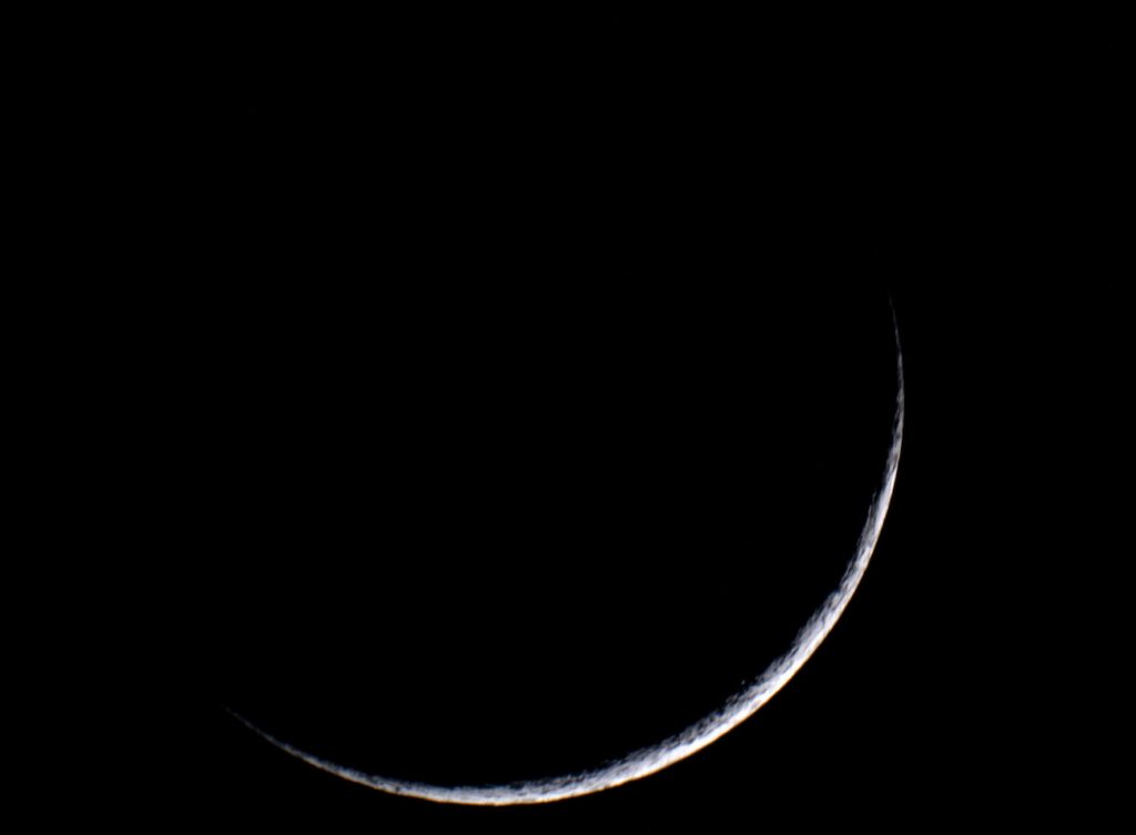 La Luna creciente fotografiada desde Arizona, Estados Unidos