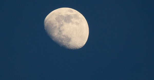 La Luna gibosa creciente fotografiada desde Arenys de Munt, Barcelona