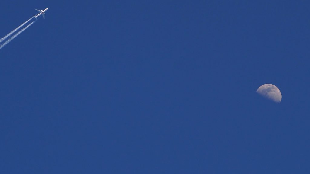 La Luna y un avión fotografiados desde Arenys de Munt, Barcelona