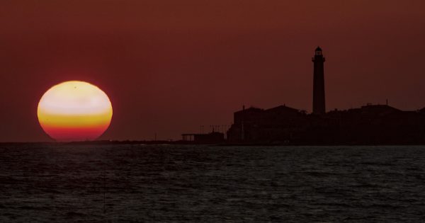 La puesta de Sol fotografiada desde Punta Secca, Sicilia
