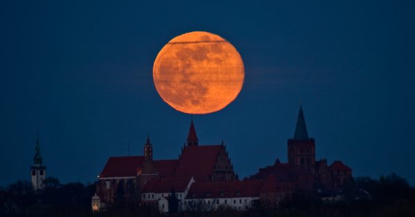 Foto de la Luna llena tomada desde Polonia (19-abril)